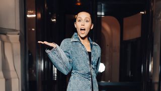 "Sexy et fashion", "son corps est une toile" : Miley Cyrus sublime le nu artistique sur ces photos sulfureuses et stylisées