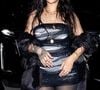 Quand Rihanna s'invite en week-end à Art Basel avec son cher et tendre, le rappeur A$AP Rocky, elle le fait en privilégiant un nouveau look, fait d'une jupe noire et de bas déchirés.