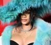 Quand le "mom blaming" rencontre le body shaming. Rihanna suscite les remarques réacs après avoir arboré une tenue jugée trop légère...