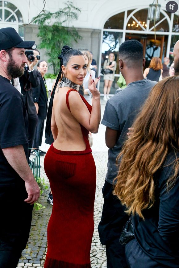 Hélas pour les pingouins les plus grelottants de la banquise, elle aime son corps, les tenues sexy, le glamour, et ce qui provoque le patriarcat. Naked dress dévoilant seins et fesses, décolletés vertigineux, lingerie de sa propre marque, sous-vêtements de diva indémodable. Les femmes qui sont sûres de leur sexualité effraient toujours les hommes.