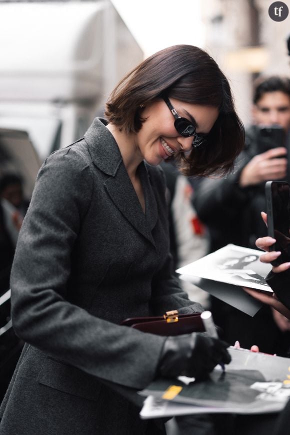 Et comme à son habitude, la publication a déclenché un festival de compliments et d’emoji flamme et d’applaudissements. “Waouh magnifique”, “La plus belle du monde”, “L’humaine parfaite”, “J’ai toujours pensé qu’elle était la plus belle des Kardashians”, “Éblouissante”, “Ma femme pour toujours”, ont commenté de nombreux internautes, visiblement totalement subjugués par la beauté de Kendall Jenner. Ce n’est pas la première fois que la cadette de Kim Kardashian pose sur Instagram dans le plus simple appareil.