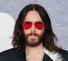 L'une des victimes présumées de Jared Leto confie aux journalistes qu'elle n'avait que 16 ans lorsqu'elle a croisé la route de l'acteur, alors âgé de 44 ans, en 2016. "Nous avons eu une conversation rapide et il a obtenu mon numéro", se souvient-elle. "Je ne sais pas s'il était drogué ou quoi, mais quelques jours plus tard, il m'appelle en pleine nuit... C'était la voix la plus bizarre, la plus dégoûtante... [Mais] pour moi, c'est Jared, vous comprenez ?" Les conversations devenaient sexuelles. Il me demandait des choses comme : 'Tu as déjà eu un petit ami ? Tu as déjà sucé une bite ?'".
