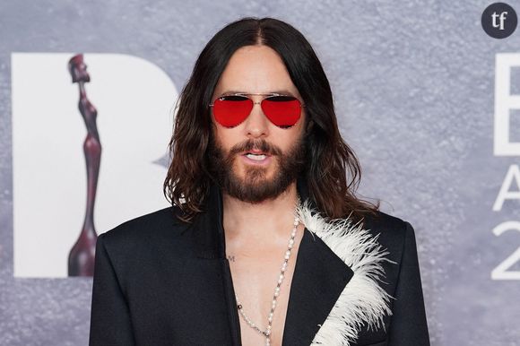L'une des victimes présumées de Jared Leto confie aux journalistes qu'elle n'avait que 16 ans lorsqu'elle a croisé la route de l'acteur, alors âgé de 44 ans, en 2016. "Nous avons eu une conversation rapide et il a obtenu mon numéro", se souvient-elle. "Je ne sais pas s'il était drogué ou quoi, mais quelques jours plus tard, il m'appelle en pleine nuit... C'était la voix la plus bizarre, la plus dégoûtante... [Mais] pour moi, c'est Jared, vous comprenez ?" Les conversations devenaient sexuelles. Il me demandait des choses comme : 'Tu as déjà eu un petit ami ? Tu as déjà sucé une bite ?'".