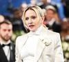 Madonna dévoile sa poitrine sur Instagram
Madonna a toujours revendiqué sa liberté d'expression, et cela passe aussi par ses looks. Si la star affichait un style punk à ses débuts, elle a rapidement opté pour des tenues plus sexy et osées. Des choix de tenues provocants, parfois jugés too much ou vulgaires, que la Madone assume malgré les critiques. Elle le montre une nouvelle fois avec un look partagé sur Instagram. La chanteuse porte un body en lingerie avec un décolleté en dentelle transparente, laissant apparaître sa poitrine et ses tétons. L'artiste complète sa tenue avec un short, des collants noirs et une paire d'escarpins.
"Incroyable", "Divine", "Toujours aussi sexy", "Elle est toujours sublime", "La reine", se sont enthousiasmés ses fans.