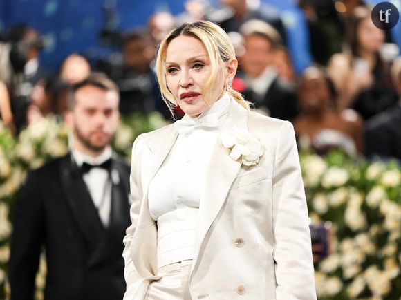 Madonna dévoile sa poitrine sur Instagram

Madonna a toujours revendiqué sa liberté d'expression, et cela passe aussi par ses looks. Si la star affichait un style punk à ses débuts, elle a rapidement opté pour des tenues plus sexy et osées. Des choix de tenues provocants, parfois jugés too much ou vulgaires, que la Madone assume malgré les critiques. Elle le montre une nouvelle fois avec un look partagé sur Instagram. La chanteuse porte un body en lingerie avec un décolleté en dentelle transparente, laissant apparaître sa poitrine et ses tétons. L'artiste complète sa tenue avec un short, des collants noirs et une paire d'escarpins. 

"Incroyable", "Divine", "Toujours aussi sexy", "Elle est toujours sublime", "La reine", se sont enthousiasmés ses fans.