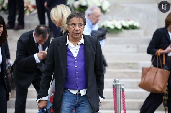 Et, pourtant, derrière cette multitude d’hommes qui sortent toujours avec des femmes plus jeunes, se cachent encore ces remarques misogynes, accusant les compagnes de n’être là que pour l’argent, plutôt que de questionner le comportement masculin. Pourquoi tous ces hommes se tournent-ils toujours vers des femmes beaucoup plus jeunes ?