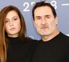 Adèle Exarchopoulos mal à l'aise face aux taquineries de Gilles Lellouche

Interrogée sur la difficulté du tournage de L'Amour Ouf, l'actrice a répondu avec enthousiasme : "Ça aurait pu continuer deux mois, je rigolais tellement". D'humeur taquine, Gilles Lellouche a alors lancé : "Déjà elle est sortie amoureuse, pour commencer !". Déconcerté, la comédienne a aussitôt répliqué : "Mais c'est fou de faire ça !". Le réalisateur a poursuivi : "Mais ça va, tout le monde est au courant maintenant ! C’est de notoriété publique". "Le truc est sorti mille fois", a ajouté Loris Giuliano. Adèle Exarchopoulos, visiblement gênée, a demandé "un peu de pudeur", avant de préciser : "Je m’en fous, mais c’est pas pour autant qu’il faut remettre 10 balles encore !".