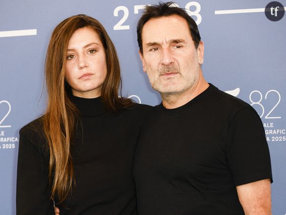Adèle Exarchopoulos mal à l'aise face aux taquineries de Gilles Lellouche

Interrogée sur la difficulté du tournage de L'Amour Ouf, l'actrice a répondu avec enthousiasme : "Ça aurait pu continuer deux mois, je rigolais tellement". D'humeur taquine, Gilles Lellouche a alors lancé : "Déjà elle est sortie amoureuse, pour commencer !". Déconcerté, la comédienne a aussitôt répliqué : "Mais c'est fou de faire ça !". Le réalisateur a poursuivi : "Mais ça va, tout le monde est au courant maintenant ! C’est de notoriété publique". "Le truc est sorti mille fois", a ajouté Loris Giuliano. Adèle Exarchopoulos, visiblement gênée, a demandé "un peu de pudeur", avant de préciser : "Je m’en fous, mais c’est pas pour autant qu’il faut remettre 10 balles encore !".