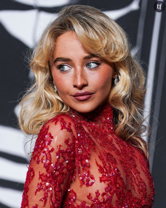 Dessous, collants résille, body corset, porte-jarretelles... De ses concerts glamour à ses shooting sexy où elle se rêve "pin up" moderne. Et en petite culotte, elle réitère une identique direction artistique. Lingerie colorée ou noire, collants résille, body corset, porte-jarretelles, dentelles à souhait, ensembles décolletés, dessous très fins...