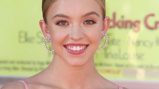 "Elle serait parfaite" : le sex symbol Sydney Sweeney bientôt en James Bond girl ? La rumeur qui rend fous les internautes