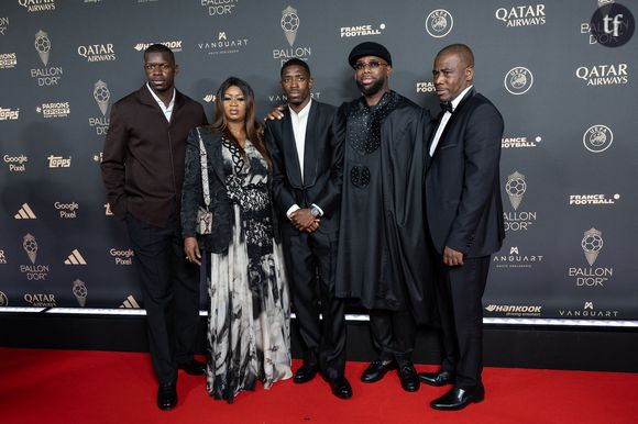 Etre ainsi couronné du Graal des footballeurs a naturellement provoqué son émoi. C'est bouleversé que le sportif a accepté ce triomphe. Et si la séquence n'a laissé insensible personne, des érudits du ballon rond aux footix, elle raconte énormément sur notre société. Et plus encore, sur les stéréotypes de genre. Dont le champion s'émancipe royalement.