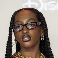 "Vulgaire”, “on touche le fond” : Cette chanteuse de la Star Academy crée la polémique en soutien-gorge et porte-jarretelle