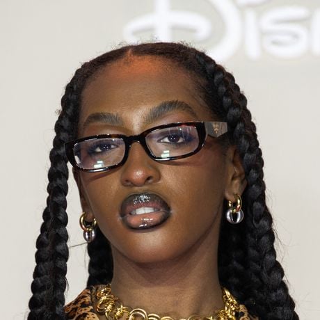 "Vulgaire”, “on touche le fond” : Cette chanteuse de la Star Academy crée la polémique en soutien-gorge et porte-jarretelle