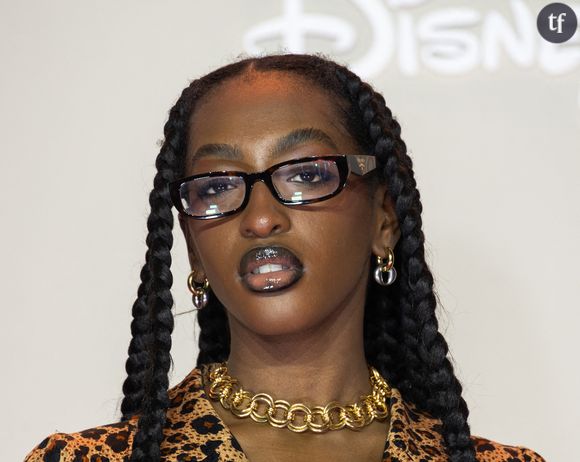 "Vulgaire”, “on touche le fond” : Ebony de la Star Academy crée la polémique en soutien-gorge et porte-jarretelle