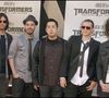 7 ans après la mort de Chester Bennington, Linkin Park revient enfin... Avec une chanteuse ! Comment réagissent les fans ?