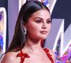 Selena Gomez en mode no makeup ! A l'instar de Pamela Anderson et d'autres consoeurs artistes, la célébrité trentenaire arbore dans des photos relayées par Backgrid un visage qu'on lui connaissait moins : dépourvu de tout maquillage. Au naturel, sans filtre, photographiée par les paparazzi en pleine rue, en compagnie de sa tendre moitié, Benny Blanco.
