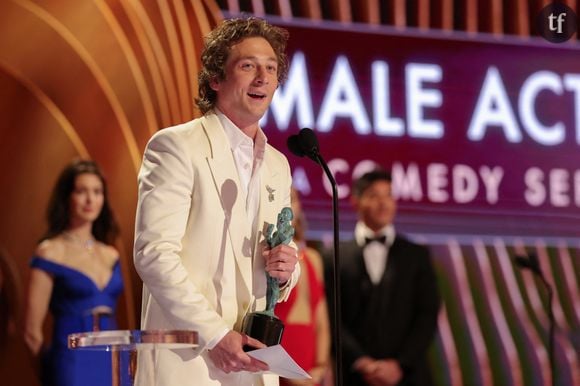 Jeremy Allen White lui aussi avait engendré des discussions enflammées. Un shooting de la star de "The Bear" en sous-vêtements avait suscité quantité de commentaires le sur-sexualisant. Est-ce une bonne chose quand ces remarques concernent des hommes ? Ou est ce là encore du sexisme, tel celui qui s'exprime à propos du corps des femmes ?