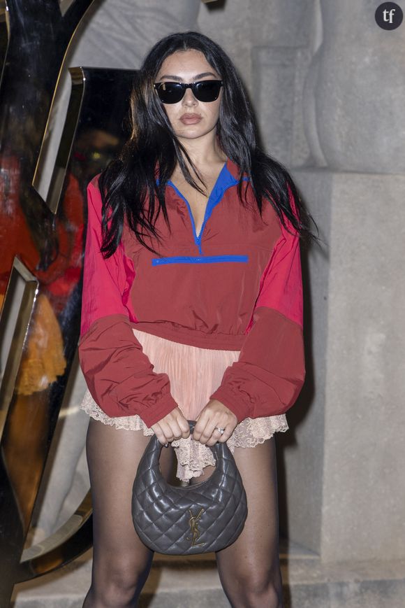 Charli XCX, l’une des impératrices de la pop aux côtés de ses consoeurs toujours plus fédératrices (Adisson Rae, Sabrina Carpenter, Chappell Roan), ne cesse de s’approprier les tendances vestimentaires les plus transgressives, telle que la si sulfureuse naked dress. Lors de cette Fashion Week, à Paris, capitale de l’amour, elle faisait retentir ses vibrations électro dans un look à quelques bouts tissus de la nuisette. Epuré et glamour.