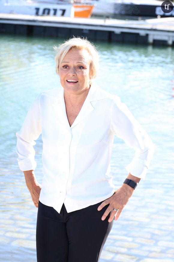 Le topless, on le sait, est un geste intime et politique. Surtout qu’il n’a jamais été aussi impopulaire sur nos plages et auprès des Françaises en cet été caniculaire, montée du masculinisme, du sexisme et du harcèlement, obligent… Et il peut aussi désigner une autre intention, également indissociable de la condition féminine, vous vous en doutez. A savoir ? Et bien, dé-sexualiser la poitrine des femmes, justement, n'en déplaise au regard masculin.