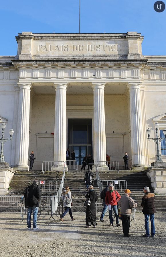 Dans l'émission de 1976, on entend le journaliste qui narre l'histoire en voix off : "Une auto-stoppeuse qui se fait violer n'a que ce qu'elle mérite. C'est la conclusion que l'on tire d'une décision récente de la Cour d'Appel de Colmar, qui réduisit de moitié la peine de prison d'un automobiliste violeur."