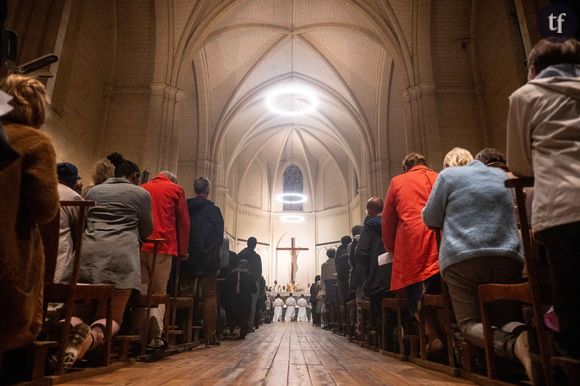 En France comme au Vatican, des prêtres condamnés pour pédocriminalité continuent d’être réemployés, voire promus par l’institution catholique. C'est ce que révèle une vidéo de France Info le 21 septembre. 

Des prêtres condamnés pour pédocriminalité promus 

C'est le cas de Dominique Spina. Condamné à cinq ans de prison pour viol sur mineur par personne ayant autorité en 2005 puis en appel en 2006, le prêtre n'a jamais été écarté de l'Église. Il a même d'être promu chancelier du diocèse de Toulouse en juillet, avant d'être destitué le 16 août. 

La nomination de l'abbé Spina, au moment de la révélation de nouvelles agressions par l'abbé Pierre, avait créé la polémique au sein de l'Eglise et les évêques de France s'étaient soulevés contre cette promotion, de nature à "raviver des blessures" et "déconcerter" les fidèles, selon eux. Mais l'affaire Spina est loin d'être un cas isolé comme le souligne France Info. Même le Vatican réemploie des prêtres au passif pédocriminel. En 2018, le prêtre Carlo Alberto Capella a été condamné à 5 ans de prison pour détention de matériel pédopornographique. Il est aujourd'hui traducteur et archiviste pour le Vatican, d'après nos confrères.