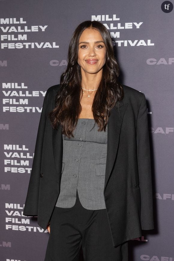 Celle qui a été nommée « femme la plus sexy du monde » en 2007 par un magazine américain a choisi de partager une partie de ses vacances romantiques passées en compagnie de son compagnon, Danny Ramirez.