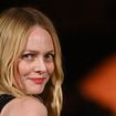 “Quel massacre”, “articule” : Vanessa Paradis pétillante sur la scène de Quotidien, les rageux critiquent sa prestation