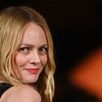 “Quel massacre”, “articule” : Vanessa Paradis pétillante sur la scène de Quotidien, les rageux critiquent sa prestation