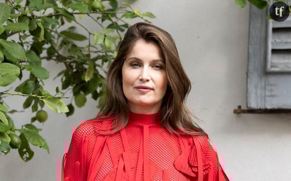 "Elle a vieilli", "Encore une robe sous-vêtements", "Vulgaire" : Laetitia Casta ose une tenue audacieuse et subit les critiques des internautes