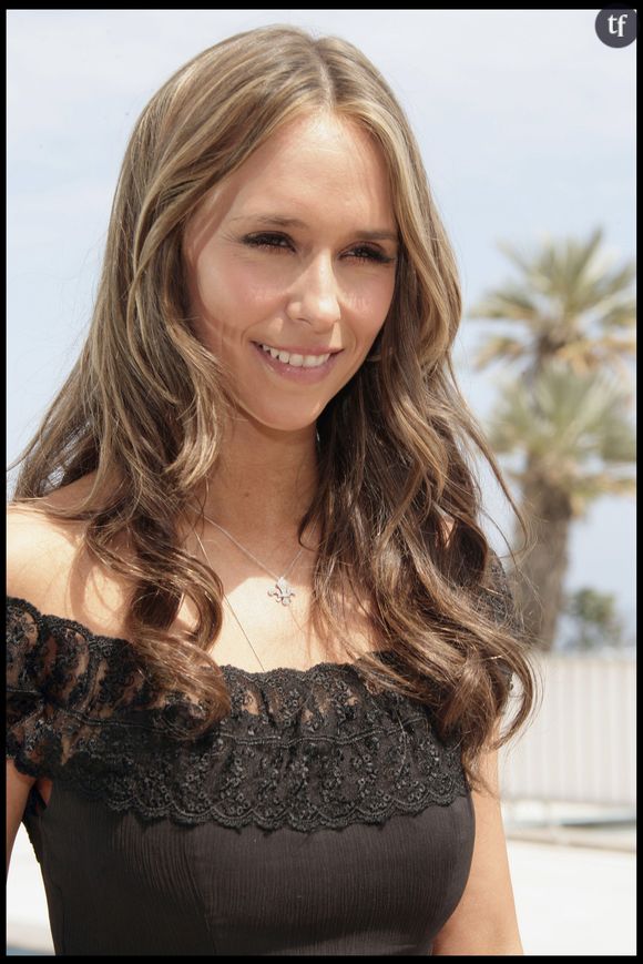 Jennifer Love Hewitt est enfin de retour sur les plateaux de cinéma. Et pas n'importe lesquels : l'actrice culte des années 90 fait son grand come back dans Souviens-toi l'été dernier, remake/reboot/requel du film éponyme, le plus connu et populaire de sa carrière. Néoslasher qui l'a érigée au rang de scream queen emblématique. Et où elle revient désormais pour épauler la jeune génération.