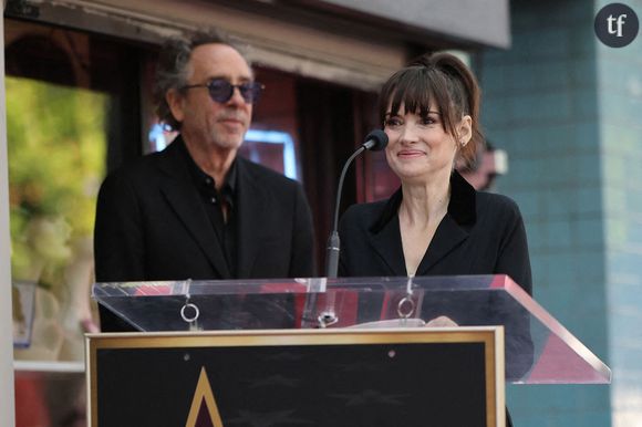 "J'étais follement amoureuse d'Al Pacino quand je travaillais avec lui... Et je suis même allée jusqu'à lui avouer ses sentiments… et Al les a balayés du revers de la main. Il m'a dit : "Oh, chéri, nooooon."", détaille effectivement la star burtonienne dans un témoignage retranscrit dans les pages de ELLE UK, féminin dont la comédienne fait la une. Mais ce n'est pas tout... "10 ans plus tard, j'ai rencontré sa petite amie, qui est plus jeune que moi !"