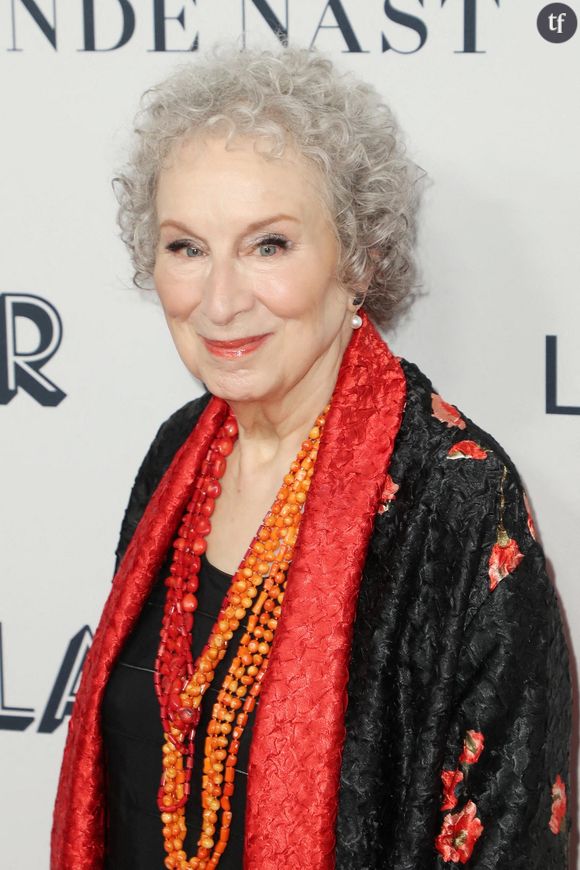 Car dans la province de l'Alberta, au Canada, des bibliothèques et librairies en interdisent également l'accès. Oui oui, on a déjà vu plus rassurant. "Parmi les 200 livres “à caractère sexuel” qui seront retirés des bibliothèques publiques de l’Alberta en octobre figure le best-seller dystopique de Margaret Atwood “La Servante écarlate”. 

Julie Kusiek, présidente de la commission scolaire publique de la capitale albertaine, a confirmé l’existence d’une liste de livres qui seront interdits en vertu d’un arrêt ministériel publié en juillet. Il exhorte les autorités scolaires albertaines à faire disparaître “tout document à contenu sexuel” de leurs bibliothèques d’ici au 1er octobre"