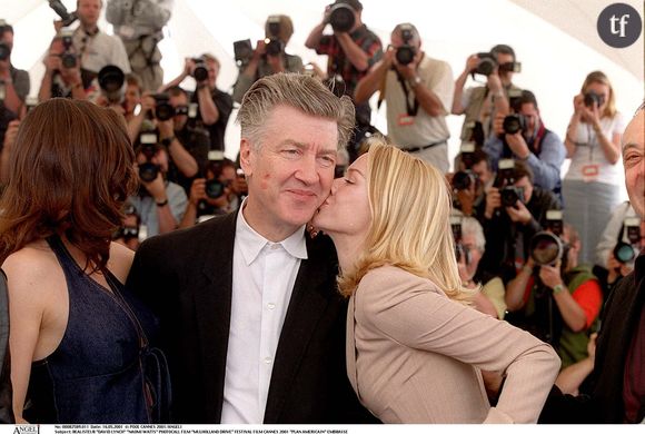 Le site de ARTE vous propose de revoir le plus grand film de David Lynch, et le plus beau film du siècle : Mulholland Drive. Film matriciel de la révélation Naomi Watts. Romance lesbienne sulfureuse. Satire des rêves hollywoodiens. Thriller psychologique où les âmes s'égarent en pleine cité des Anges. Film à sketches déroutant et traumatique.