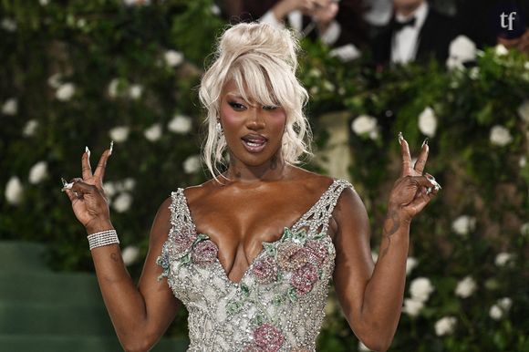 Aya Nakamura à l'instar de nombreuses stars iconiques (pas toujours cependant) vient d'entrer en légende dans les espaces très sélect du Musée Grévin. La chanteuse francophone la plus écoutée au monde a enfin droit à sa statue au sein de l'institution parisienne et on est tout à fait susceptibles de s'exclamer : enfin !