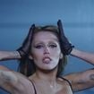 “Iconique”, “des reines” : ce sex symbol des années 90 enflamme le dernier clip de Miley Cyrus en body ultra sexy