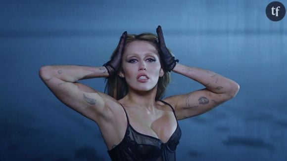 “Iconique”, “des reines” : ce sex symbol des années 90 enflamme le dernier clip de Miley Cyrus en body ultra sexy
