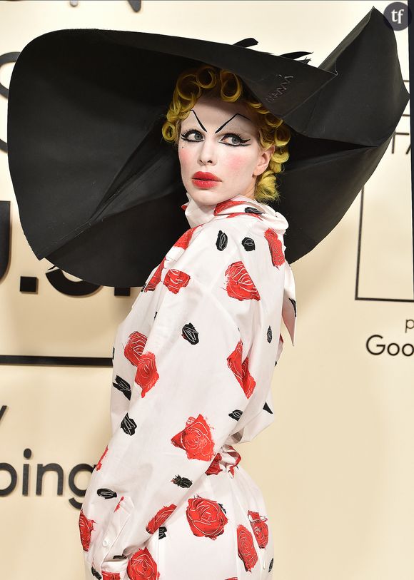 Peinture blanche, fard à joues rouge et sourcils exagérés... son look rappelait les visages de mime et les films Hollywoodiens des années 20, inspiré des actrices Bette Davis et Joan Crawford.