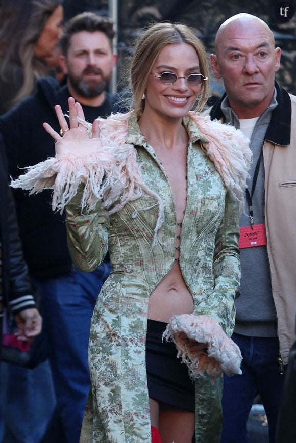 Margot Robbie se joue de ce qui est dévoilé et de ce qui ne l'est pas en réincarnant ce look que les érudits de la mode connaissent bien. Et c'est particulièrement saisissant.