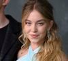 Cela fait des années que les superstars se recyclent dans la lingerie, le prêt à porter, le lifestyle, avec plus ou moins de succès. Sydney Sweeney rejoint donc la liste des sex symbol planétaires conscients de leur impact et de leur influence, de leur image aussi, hyper sexualisée, lucidité qui leur permet de lancer leur propre marque de vêtements glam.
10 June 2025.