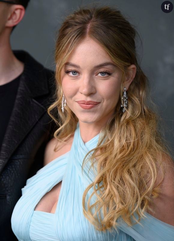 Cela fait des années que les superstars se recyclent dans la lingerie, le prêt à porter, le lifestyle, avec plus ou moins de succès. Sydney Sweeney rejoint donc la liste des sex symbol planétaires conscients de leur impact et de leur influence, de leur image aussi, hyper sexualisée, lucidité qui leur permet de lancer leur propre marque de vêtements glam.
10 June 2025.