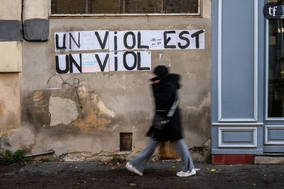 "J'affiche le mec qui n'a pas compris que supplier une fille jusqu'à ce qu'elle craque et répéter 15 fois stp quand une fille a dit NON pour avoir un rapport était un V", écrit-elle sur l'une de ses vidéos.