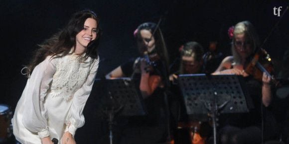 Lana révolutionne la diva. Cette figure exubérante, despotique, capricieuse, critiquée pour ses excès. Alors quoi, une femme n’a pas le droit d’agir comme une rockstar ? 

Paradoxe, Lana intimide, mais surtout : elle est timide. Sarah Dahan en atteste.