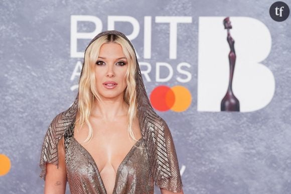 "Je refuse de m’excuser d’avoir grandi"

Depuis des années, les internautes semblent avoir du mal à envisager que l'actrice vieillit, elle aussi, au fil des années, et lui reprochent de paraître "plus âgée" que son âge réel. En mars dernier, l'actrice avait publié un long message face caméra sur Instagram, en réponse à ses détracteurs. En légende de cette vidéo de mise au point, elle expliquait que ces critiques "affectent chaque jeune qui grandit sous l’œil public". "J’ai grandi devant le monde, et pour une raison quelconque, les gens ne semblent pas grandir avec moi. Au lieu de cela, ils agissent comme si je devais rester figée dans le temps, comme si je devais toujours ressembler à celle que j’étais dans la saison 1 (de Stranger Things, ndlr). Et parce que je ne le fais pas, je suis maintenant une cible", déclarait la jeune femme.

"Je refuse de m’excuser d’avoir grandi. Je refuse de me faire plus petite pour répondre aux attentes irréalistes des gens qui ne peuvent pas supporter de voir une fille devenir une femme", concluait Millie Bobby Brown.