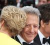 "J'étais halluciné de constater qu'en femme, je n'étais vraiment pas plus attirant qu'en homme ! J'en ai fondu en larmes d'ailleurs !", s'indigne Dustin Hoffman face à son intervieweur avec tantôt le plus grand des sérieux, tantôt une généreuse ironie mâtinée de rires sonores.