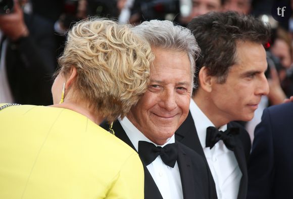 "J'étais halluciné de constater qu'en femme, je n'étais vraiment pas plus attirant qu'en homme ! J'en ai fondu en larmes d'ailleurs !", s'indigne Dustin Hoffman face à son intervieweur avec tantôt le plus grand des sérieux, tantôt une généreuse ironie mâtinée de rires sonores.