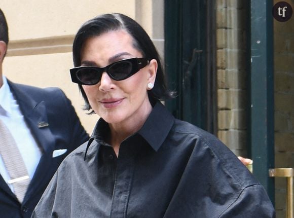 Des photos retouchées ?

De nombreux internautes ont remarqué que le visage de Kris Jenner (et donc son récent lifting) était différent sur les clichés non retouchés par rapport aux photos qu'elle a partagées sur les réseaux sociaux. Sur X, ils n'ont pas pu s'empêcher de souligner la différence entre les photos partagées sur Instagram et celles de Getty Images. "Le visage de Kris ne ressemble en rien aux images filtrées qui circulent", "Kris fait son âge sur les photos Getty", "C'est fou de voir le visage de Kris sur la deuxième photo comparé à ce qu'elle publie en ligne", "Les photos ont été retouchées tout le temps. Le lifting n'a jamais été aussi réussi qu'on le pensait", peut-on lire en vrac. Certains internautes rappellent que Kris Jenner a 70 ans, et par conséquent, qu'il est normal que ses traits vieillissent. "Cette femme a 70 ans, laissez-la tranquille. Vous ne devriez pas être contre la chirurgie plastique si vous faites des commentaires comme ceux-ci qui perpétuent le problème pour commencer", s'agace une internaute.

Ces derniers mois, sa transformation faisait beaucoup parler. Et pour cause, la mère du clan Kardashian semblait avoir trouvé la recette de la cure de jouvence.