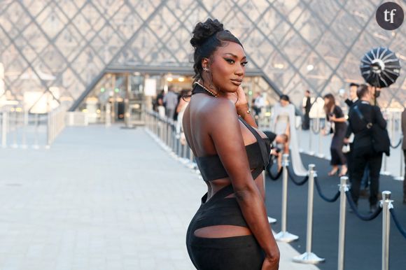 Plus encore : la statue "sidère"... "Pour une fois c'est hyper réussi", "Je suis choquée !!", "C'est juste incroyable en fait". Les fans de Aya Nakamura sont stupéfaits.