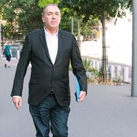 "Il est maintenu à l'antenne" : cet animateur condamné par la justice présente encore son émission, une victime réagit