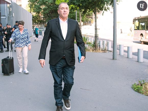 "Il est maintenu à l'antenne" : cet animateur condamné par la justice présente encore son émission, une victime entre résignation et combativité