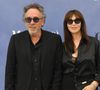 Ce vendredi 25 juillet, Monica Bellucci et Tim Burton ont fait une apparition remarquée en Italie, à l’occasion du 55e Festival du Film de Giffoni, organisé à Salerno. Le couple y était présent pour promouvoir la deuxième saison de la série « Mercredi ».